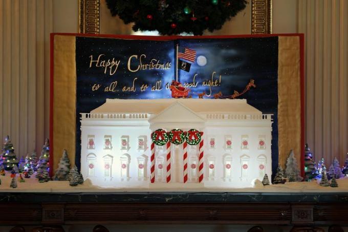 Et Hvide Hus af honningkager vises i State Dining Room under en mediefremvisning af 2023-feriedekorationerne i Det Hvide Hus den 27. november 2023 i Washington, DC.